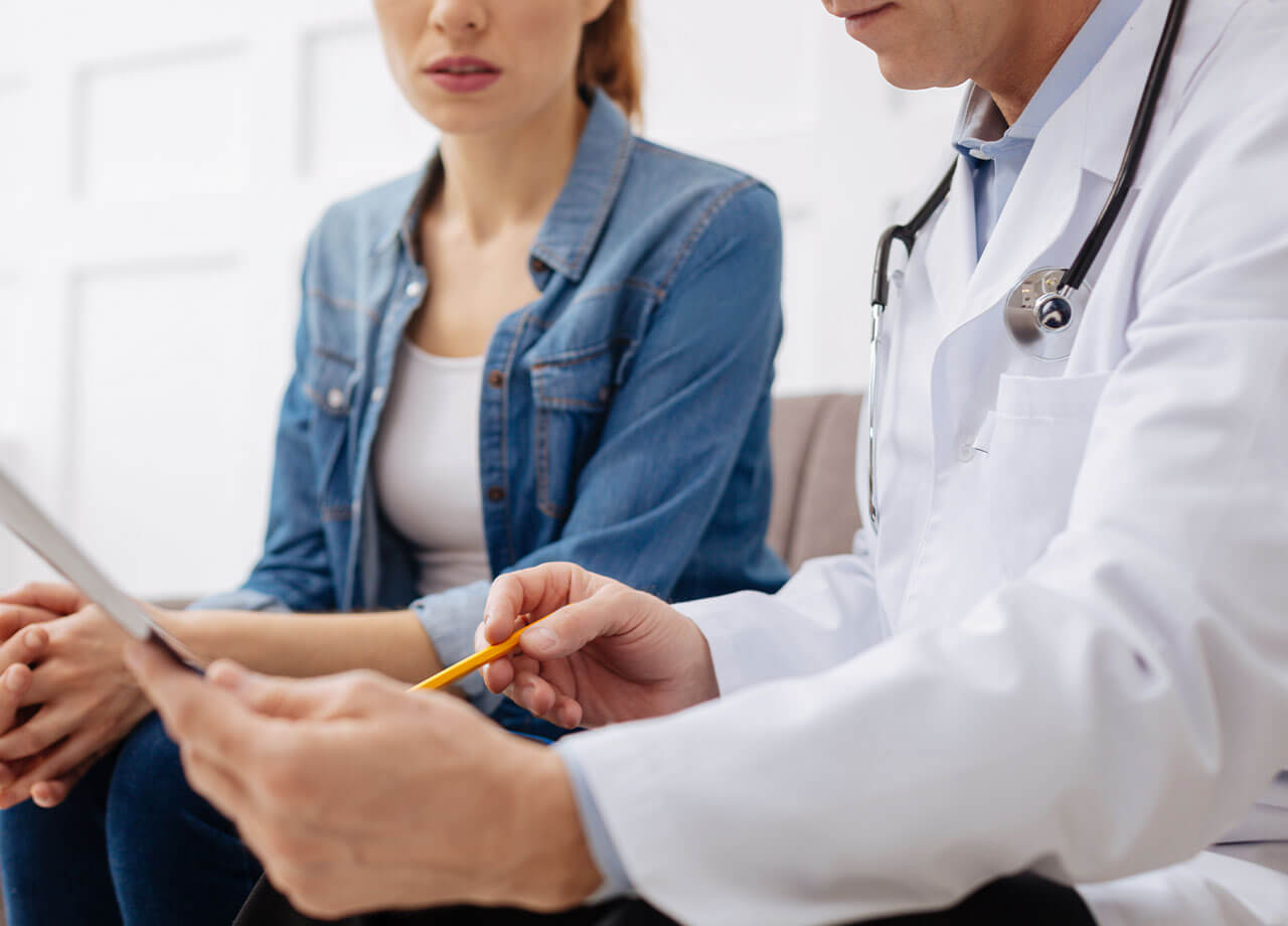 Ein Arzt und eine Frau in einer Besprechung