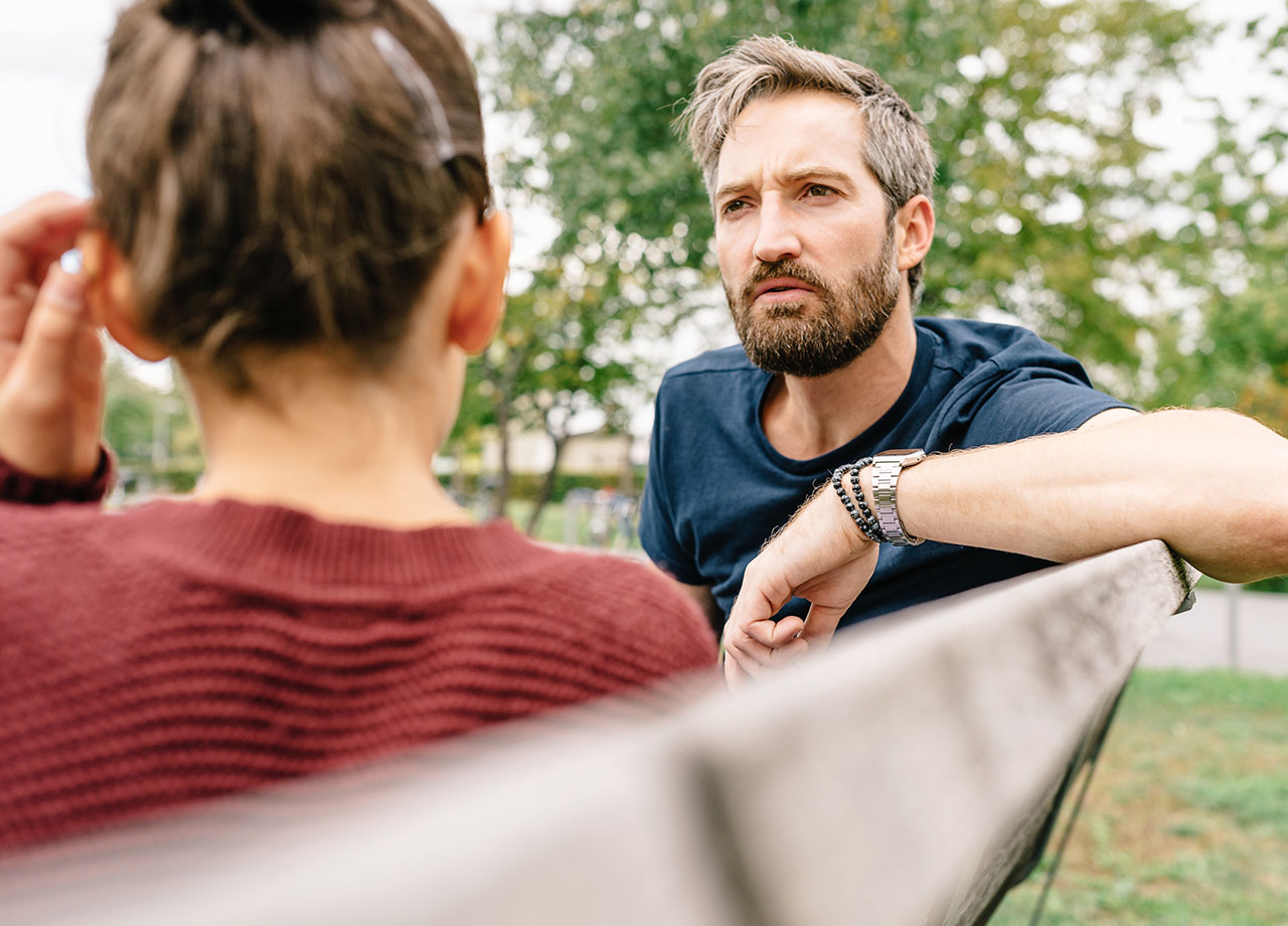 Eine Frau und ein Mann reden miteinander